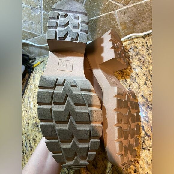 DV tan colored chunky Chelsea boots - Picture 5 of 5
